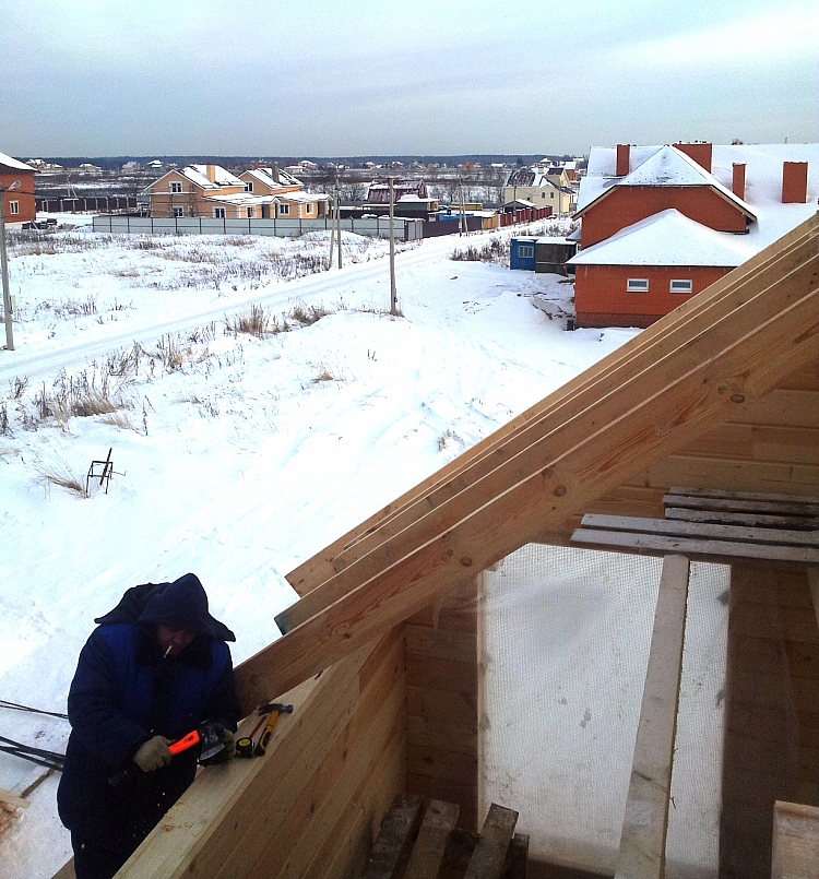 Технология укладки балок крыши при строительстве дома из бруса